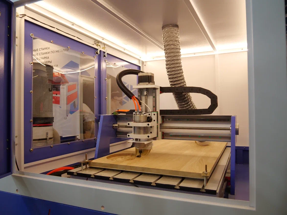 Фрезерный станок Wattsan 0609 MINI c защитной кабиной